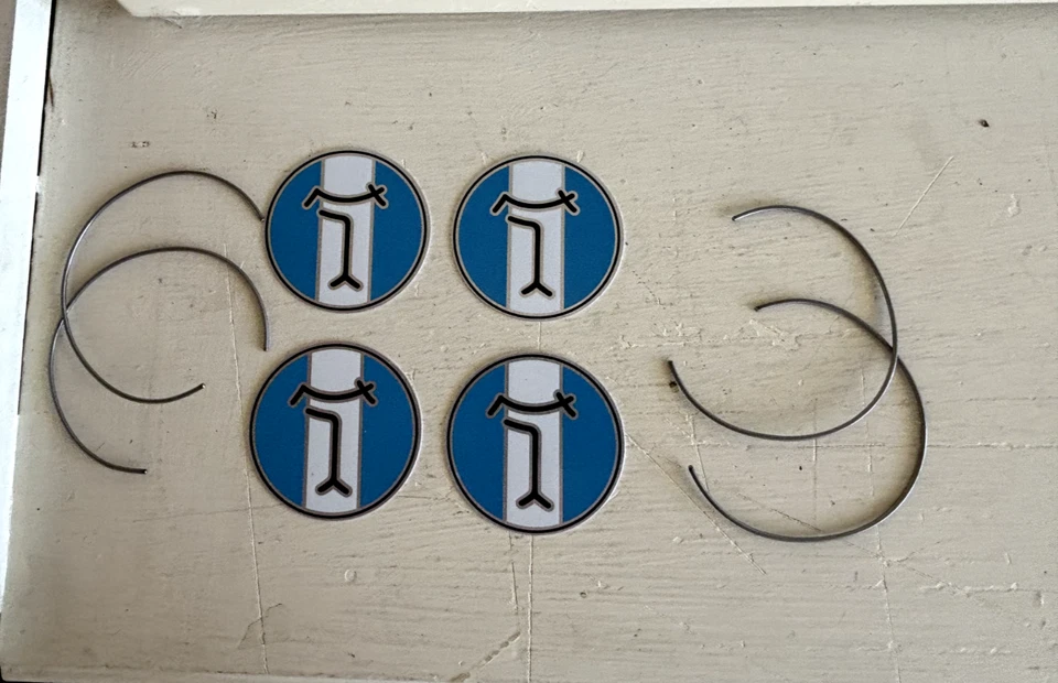 PIEZAS DETOMASO PANTERA 71-74: EMBLEMAS DE RUEDA Y ANILLOS A PRESIÓN Foto 1 de 1