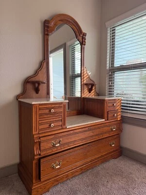 Tocador vintage Lexington de roble y mármol con dos apliques  Foto 1 de 4