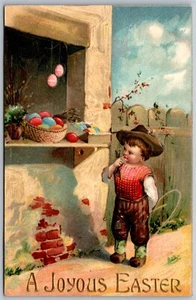 Vintage Ein fröhlicher Ostergrüße Junge mit Korb mit Eiern 1910er geprägte Postkarte - Bild 1 von 2