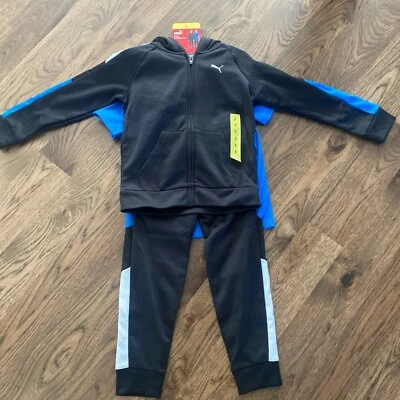 PUMA NUEVO CON ETIQUETAS CONJUNTO DE 3 PIEZAS CHAQUETA CREMALLERA CON CAMISETA AZUL PANTALONES NEGROS Talla 5T -038 Foto 1 de 4