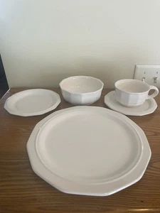 Vintage Pfaltzgraff Heritage White Five Piece Place Setting - Picture 1 of 11