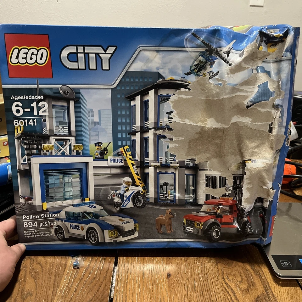 LEGO CITY: Estación de Policía (60141) Caja Abierta Muy Dañada Foto 1 de 4