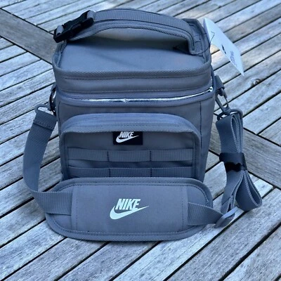 Nike Bolsa de Almuerzo Aislada Gris Gris Asa Superior Correa para el Hombro Bolsillo Frontal Nuevo Foto 1 de 4