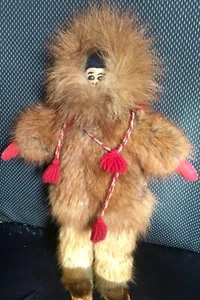 VINTAGE INUIT ( ESKIMO ) ALASKAN HANDCRAFTED DOLL w/ REAL FUR Leather HAND CRAFT - Imagen 1 de 6
