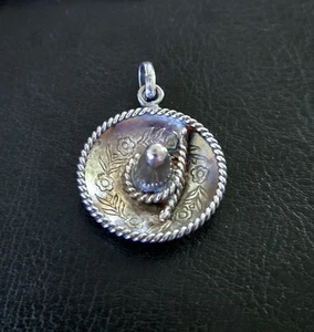 ➰️VTG TAXCO GA010 MEXICO 925 STERLING FANCY ROPER COWBOY SOMBRERO HAT PENDANT - Picture 1 of 6