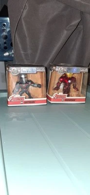 Lote de 2 diecasts Marvels Avengers Homem-Formiga e Homem de Ferro - Imagem 1 de 2