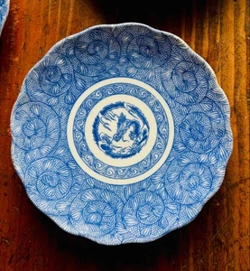 Antiker Teller 2er Set Unterglasur blauer Drache und arabeskes Blumenmuster - Bild 1 von 11