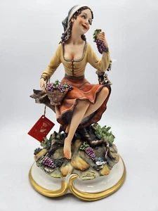 Capodimonte La Medea - Donna con Uva, Vigna, Raccoglitrice - Foto 1 di 12