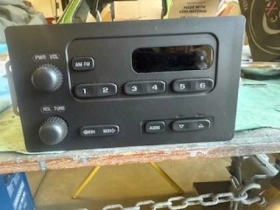 2001 - 2006 Chevrolet Silverado WT factory radio - Image 1 of 2
