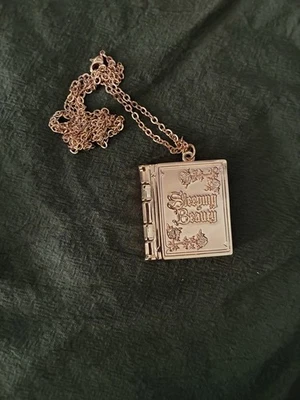 Collar medallón brillo labial Besame Disney Bella Durmiente Foto 1 de 4