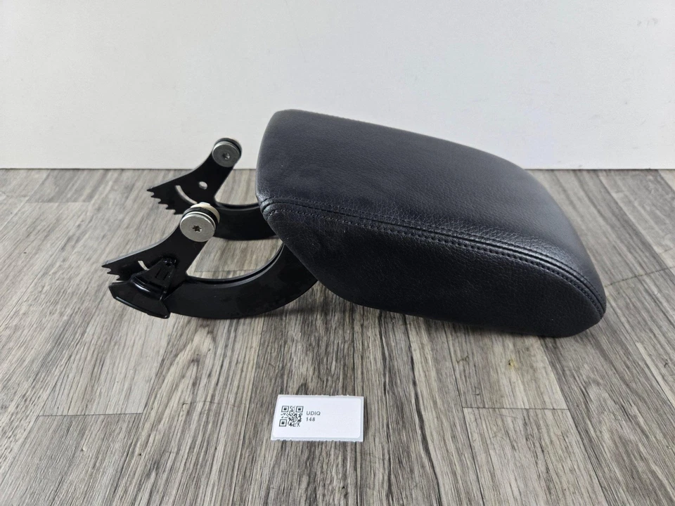 КРЫШКА ДЛЯ ХРАНЕНИЯ ПОДЛОКОТНИКА ПЕРЕДНЕЙ ЦЕНТРАЛЬНОЙ КОНСОЛИ AUDI Q3 2014-2018 - Изображение 1 из 4