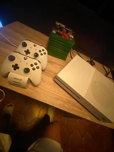 Microsoft Xbox One S 1TB Console - Bianco Completa e funzionante con 10 Giochi - Foto 1 di 4