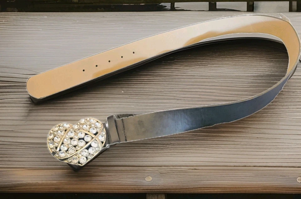 Cinturón de cuero sintético con hebilla de corazón brillante Foto 1 de 4