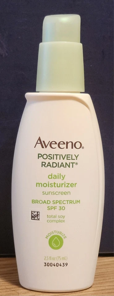 Aveeno Positively Radiant 日常面部保湿霜 含全大豆复合物和... — 第 1/1 张图片