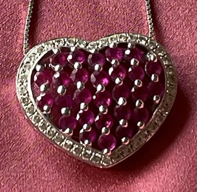 Colgante en forma de corazón de oro blanco de 14K con detalles de rubí y diamante cadena incluida Foto 1 de 4