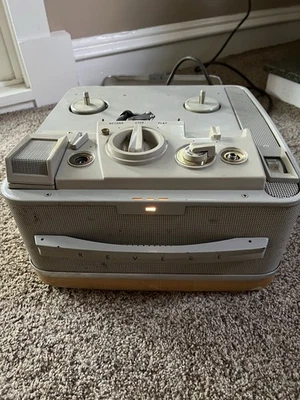 Reproductor de grabadora de cinta magnética Revere carrete a carrete T-1100 carrete a carrete. Estuche dorado Foto 1 de 4