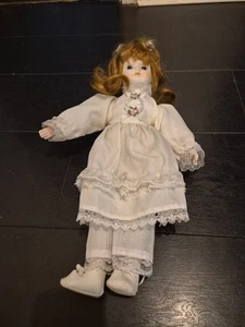 Bambola di porcellana bambina in abito bianco - Foto 1 di 3