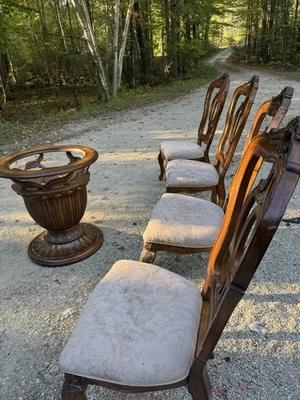 Preciosa base de pedestal redonda antigua de madera maciza con hermosas sillas de pie de garra. Foto 1 de 4