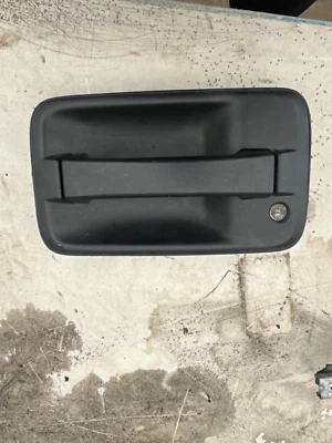 2011 TO 2017 ISUZU NPR NRR NQR RIGHT SIDE OUTER DOOR HANDLE GOOD SEE PICS - Image 1 of 2