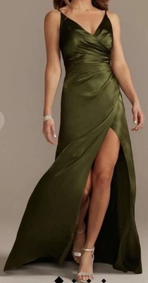 Vestido drapeado Galina Signature Charmeuse com tiras Martini Olive (tamanho 4) - Imagem 1 de 4