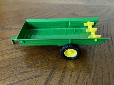 ERTL 75-7650 Green Farm Trailer Manure Spreader  Great Shape - Image 1 of 3