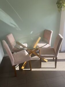 round dining table and 4 chairs used