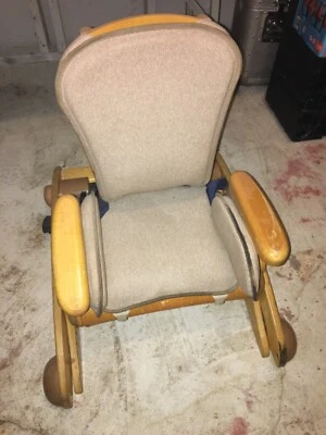 Silla de actividades Rifton para niños con necesidades especiales Foto 1 de 4