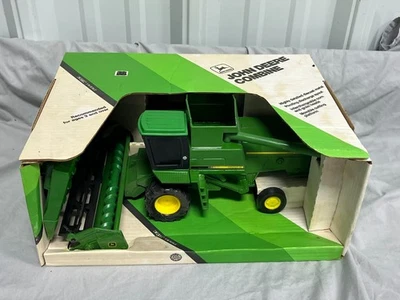 John Deere TITAN II Combine 6620 7720 8820 1:24 NICE Ertl Diecast NIB 16 Stains - Image 1 of 4