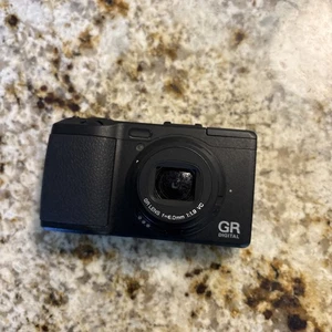 Ricoh GR Digital IV Camera with 6mm f/1.9 VC, Black. LENS AND SCREEN WORK, READ. - Picture 1 of 4
