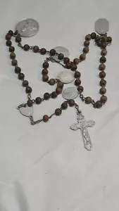 ANTIQUE RELIGIOUS ROSARY WOODEN BEADS NECKLACE CRUCIFIX MEDALS -JESUS ON CROSS - Picture 1 of 7