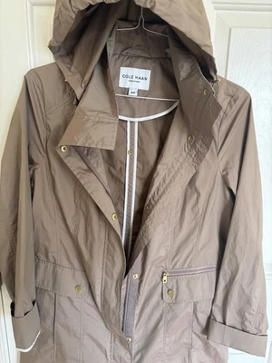 Chaqueta Cole Haan Signature con Capucha Lluvia Viento Larga Ventilada Para Mujer’s Mediana Beige Foto 1 de 4