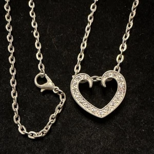 Rhinestone Silvertone Heart On Long Silvertone Chain 30” (Lot# 566) - Picture 1 of 4