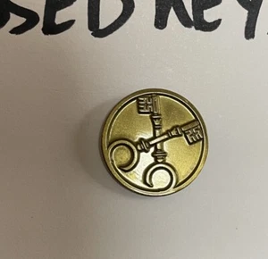Freimaurer Symbol gekreuzte Schlüssel 1/2" goldfarben Kunststoff Pin Pinback - Bild 1 von 1