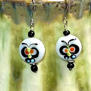 Silberfarbene französische Haken Lampwork Glas Schmetterling Perlen Ohrhänger. S743 - Bild 1 von 3