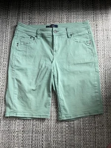 Tommy Bahama Mid Rise Bermuda shorts women’s Size 10 Sage Green Beach Stretch  - Picture 1 of 6