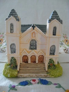 CATHEDRAL VTG "Country Cottages" by RGA Industries resin Carol Gordon1993 Taiwan - Picture 1 of 9