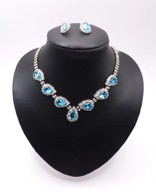 Lote de brincos e colar de strass e água-marinha pedras preciosas falsas vendido como um conjunto - Imagem 1 de 4