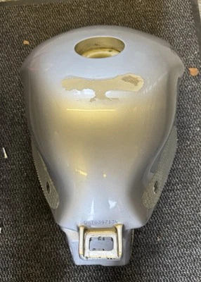 Tanque de combustible de gasolina de 2002 Gen 2 Triumph Daytona 955i velocidad triple Foto 1 de 4