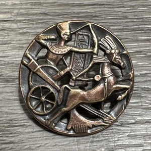 Bouton ancien En Bronze - « Archer Égyptien Sur Char » - Picture 1 of 3