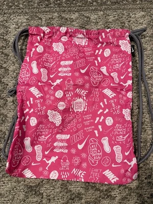 Bolsa de ginástica Nike com cordão rosa feminina estampa total para meninas - Imagem 1 de 4