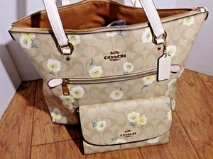 COACH Gallery Tote and Clutch Signature Canvas With Daisy Print C3252 C3052 - Picture 1 of 16