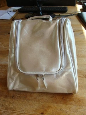 Trousse de toilette argent Shiseido neuve - Photo 1/4