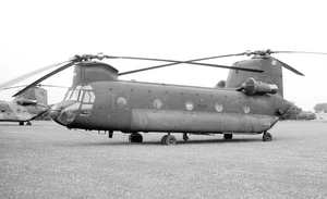 205th Avn Co, Ejército de EE. UU., CH-47C, 70-15029 en Middle Wallop, '82 - Negro original en blanco y negro - Imagen 1 de 1