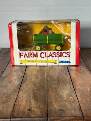 ERTL FARM CLASSICS FLARE GREEN BOX WAGON # 5637 1/43 NEW NEVER REMOVED FROM BOX - Image 1 of 4