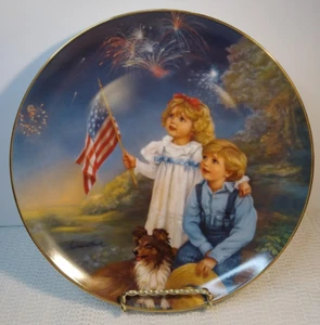 Piatto vintage Star Spangled Sky bandiera USA bambini cane da collezione 1985 Sandra Kuck - Foto 1 di 5
