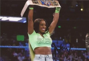 WWE WRESTLING: FOTO CAMPEONA FEMENINA SMACKDOWN 6x4 firmada por Naomi + certificado de autenticidad **prueba** - Imagen 1 de 2