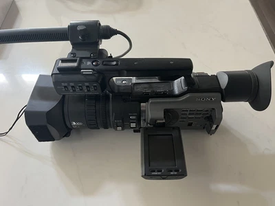 Sony DSR-PD170 3CCD Mini DVCAM Camcorder great working condition - Image 1 of 4