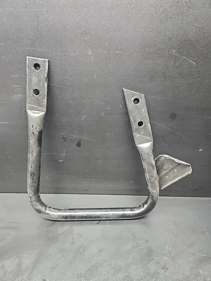 Нижний передний кронштейн для радиатора Pontiac Solstice Saturn Sky 10375093 - Изображение 1 из 4