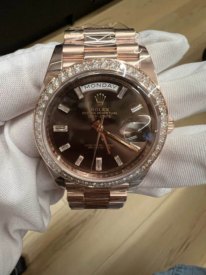 eBay Live 劳力士 DayDate 40 毫米巧克力长方形表盘钻石 228345RBR 完好 9/19 — 第 1/1 张图片