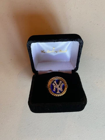 Danbury Mint New York Yankees Ring, Size 9.5 to 10 (New & Unused) Cover